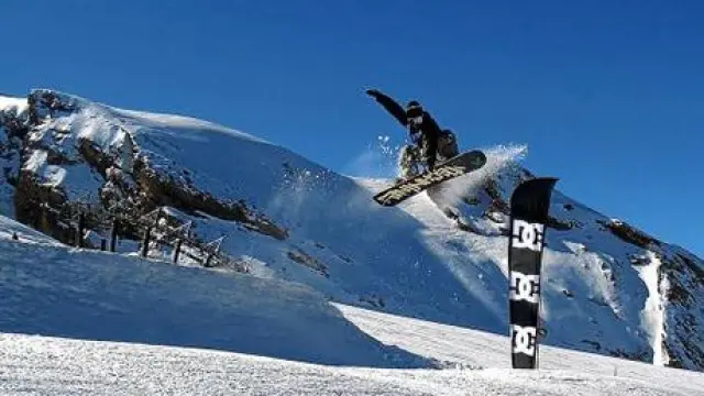 Foto de archivo. Un snowboard, tras saltar uno de los módulos diseñados en el snowpark en Cerler.