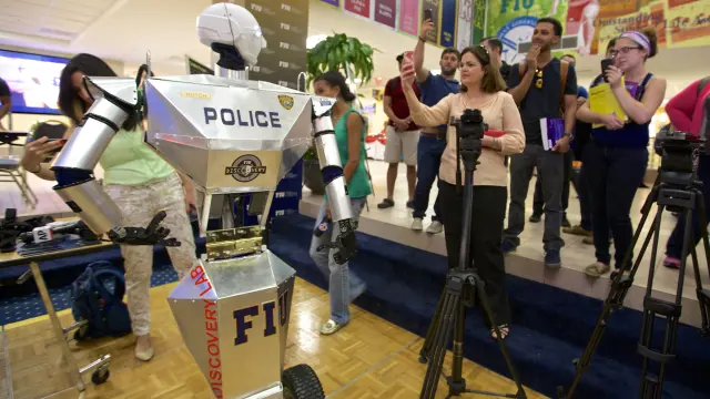 El prototipo robótico "TeleBot" (i) durante una demostración en Miami (EE.UU.).