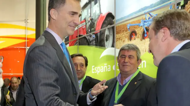 El Príncipe Felipe y el ministro de Agricultura saludan a los representantes del sector en la inauguración ayer de FIMA 2014