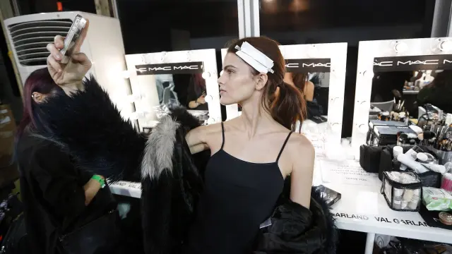 Una modelo se hace un 'selfie' durante la semana de la moda de Londres