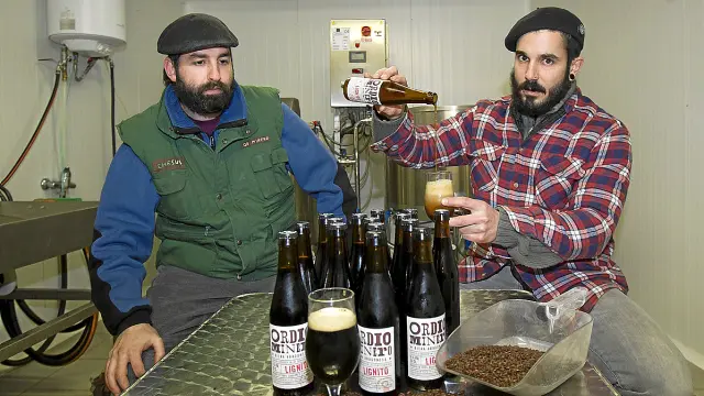 Chesús Gracia y Quique Utrilla, en su fábrica cervecera de Blesa