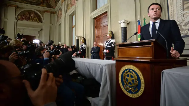 Decenas de fotógrafos en la rueda de prensa de Renzi