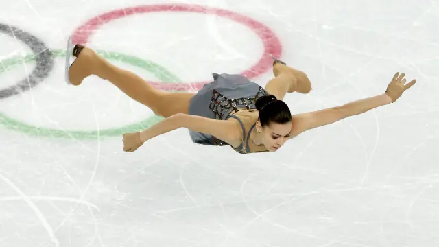 La patinadora de Rusia, Adelina Sotnikova, salta durante su presentación hoy, jueves 20 de febrero de 2014, en el evento de patinaje artístico sobre hielo durante los Juegos Olímpicos de Sochi en el Iceberg Skating Palace en Sochi (Rusia).