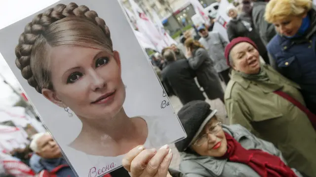 Simpatizantes de Yulia Timoshenko, durante una protesta cerca del Ayuntamiento de Kiev.