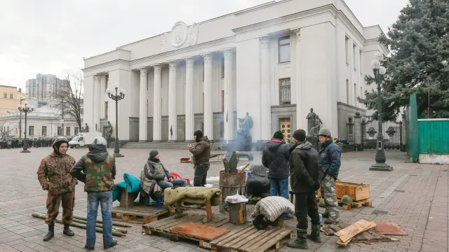 Opositores junto al Parlamento ucraniano