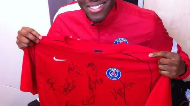 El jugador francés Luc Abalo ha donado una camiseta firmada del PSG.