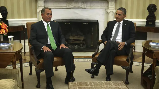 El presidente estadounidense, Barack Obama (d), se reúne con el presidente de la Cámara de Representantes, John Boehner (i), en el Despacho Oval
