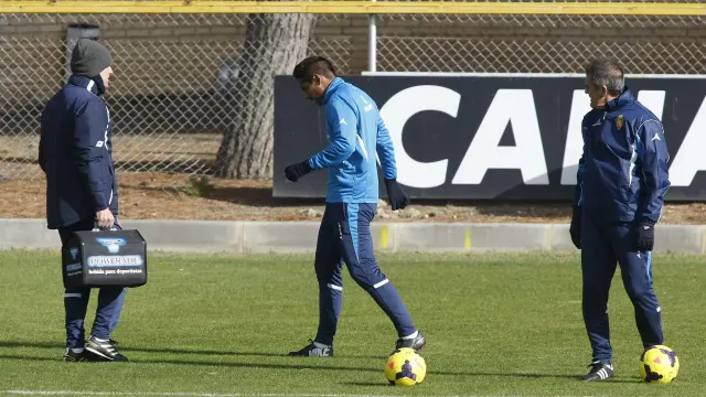 Herrera mira a Acevedo, en un entrenamiento
