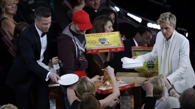 La presentadora repartió pizza entre los asistentes