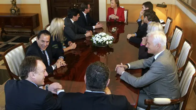 Alfonso Alonso, acompañado por el consejo de dirección del PP, durante la reunión con Rudi