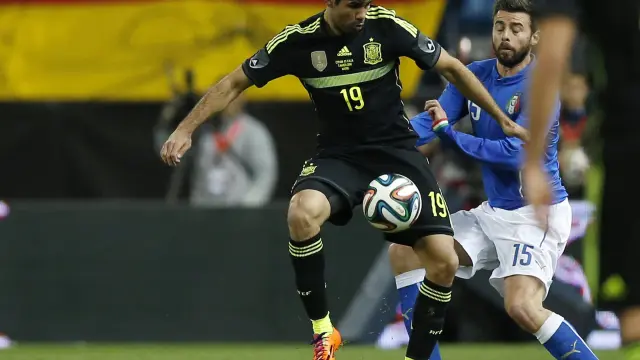 Diego Costa controla el balón en el partido ante Italia