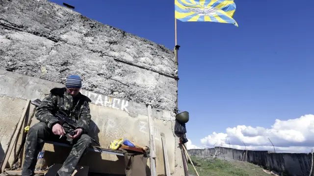 Un soldado ucraniano descansa en el interior de la base militar Bilbek en Sebastopol