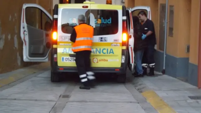 La ambulancia que desplazó a la víctima hasta el hospital