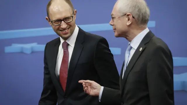 El primer ministro ucraniano, Arseni Yatseniuk y el Presidente del Consejo Europeo, Herman Van Rompuy, dialogan sobre la situación de Ucrania.