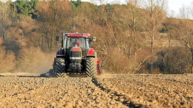 Un tractor en tierras sorianas