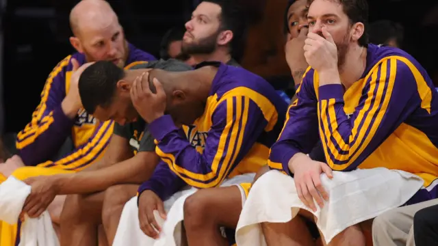 Banquillo de los Lakers, durante el partido