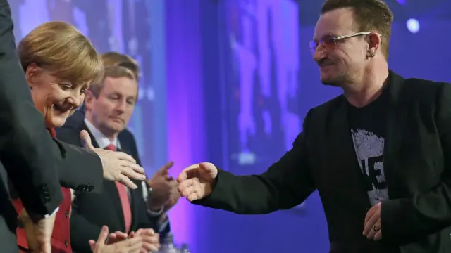 Bono saluda a Angela Merkel
