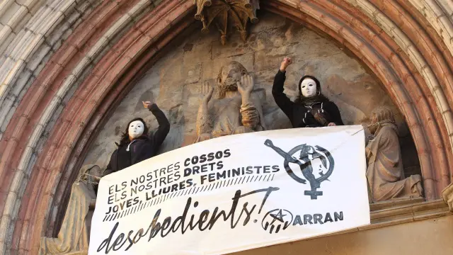 Dos mujeres se manifiestan en Barcelona contra la ley del aborto