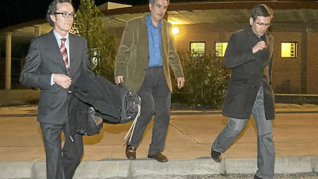 García Becerril (centro) y sus abogados, en el momento de salir anoche de la prisión de Zuera.