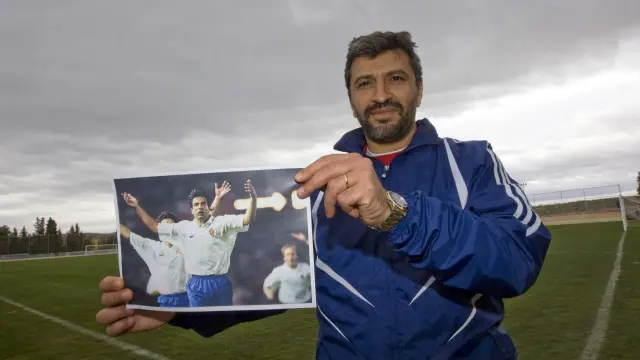 Nayim sostiene la foto en la que Esnáider celebra el primer gol en París