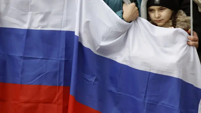 Un niño con una bandera rusa en Crimea