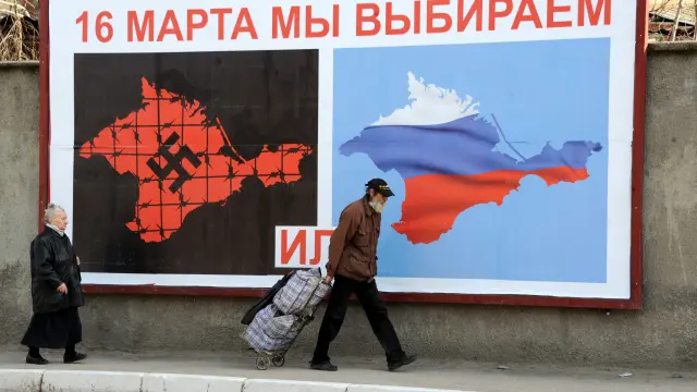 Cartel sobre el referéndum convocado en Crimea con motivo de la unión con Rusia.
