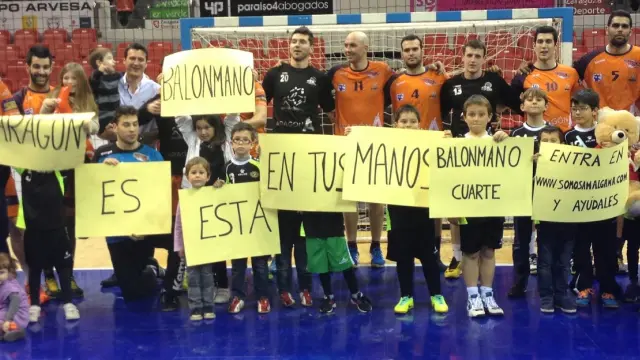 Los pequeños del BM Cuarte, con los jugadores del BM Aragón