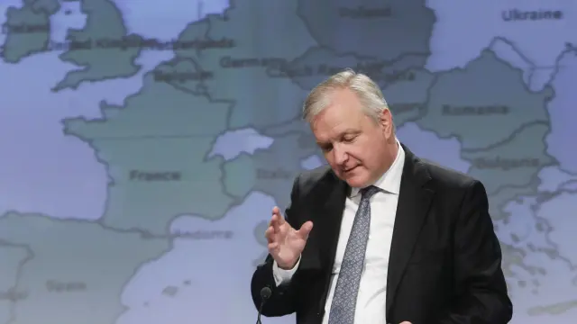 Rehn ofrece una rueda de prensa en la sede la Unión Europea, en Bruselas