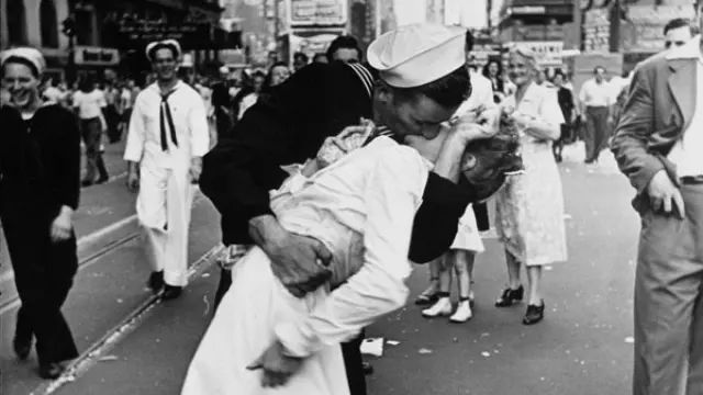 Beso entre el marinero y la enfermera