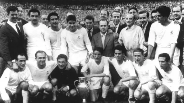 Real Madrid, campeón de Europa en 1957. Torres, abajo, es el primero por la izquierda; está al lado de Di Stéfano.