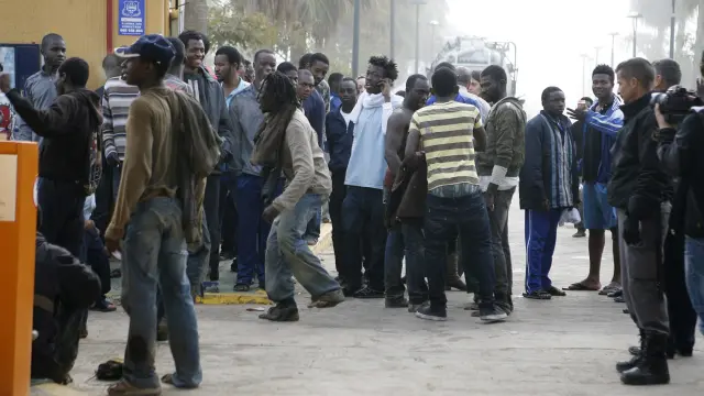Cientos de inmigrantes han logrado entrar en Melilla en un asalto multitudinario a la valla
