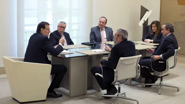 Rajoy se reune con empresarios y sindicatos para impulsar el diálogo