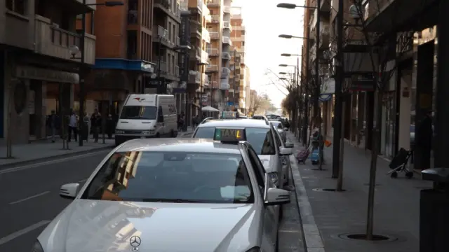 Taxis en la parada de la calle Zaragoza de Huesca
