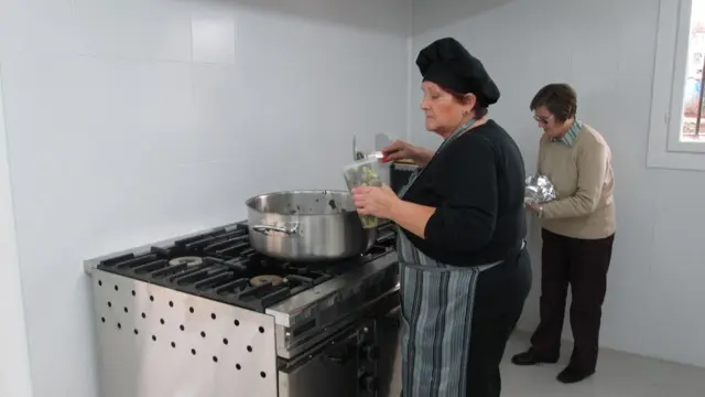 Voluntarios trabajando en la cocina de Villamayor