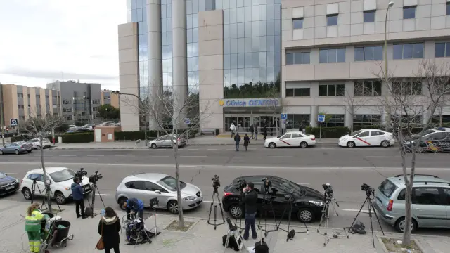 Los medios de comunicación permanecen en el exterior de la clínica Cemtro de Madrid