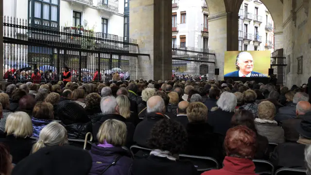Los bilbaínos siguen el funeral desde las pantallas gigantes