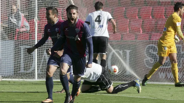 Aicart celebra el primer gol del Huesca
