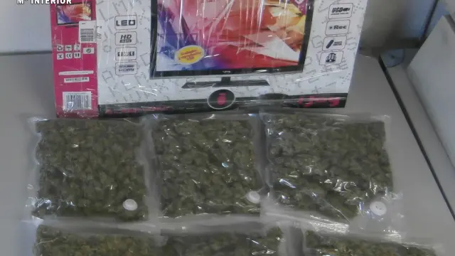 En la caja se encontraron seis bolsas con marihuana