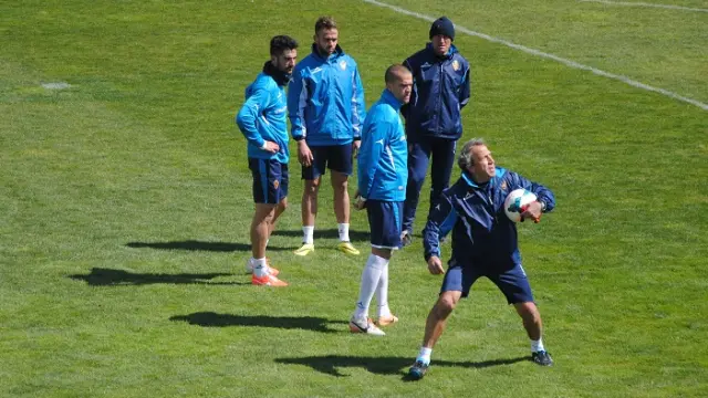 Víctor, con Álvaro, Laguardia y Roger, en un entrenamiento del Real Zaragoza