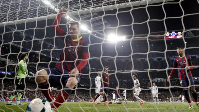 Messi recoge un balón de la portería del Real Madrid