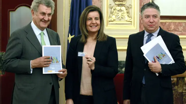 Tomás Burgos, junto a Fátima Báñez y Jesús Posada en el Congreso