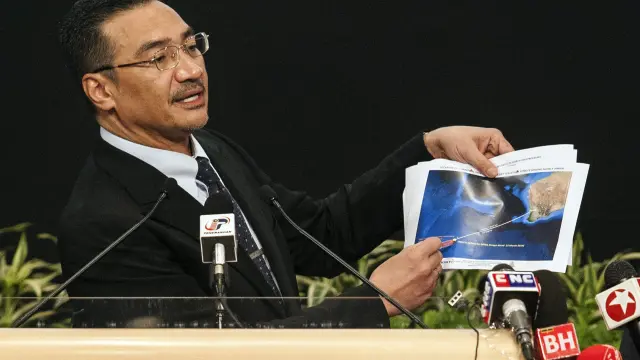 El ministro de Defensa de Malasia muestra una imagen