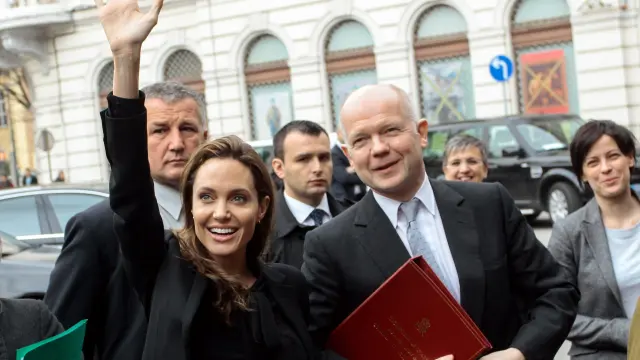 La actriz estadounidense Angelina Jolie (i) y el ministro británico de Asuntos Exteriores, William Hague