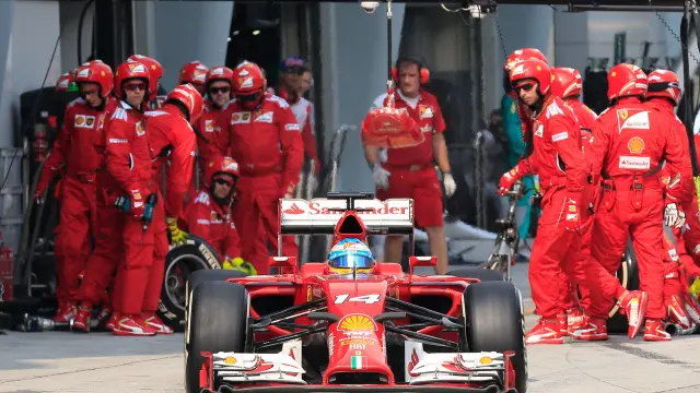 Fernando Alonso sale del box tras un cambio de neumáticos