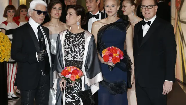 El diseñador alemán Karl Lagerfeld, Charlotte Casiraghi, Princesa Carolina de Hanover y el Príncipe Carlos III de Mónaco