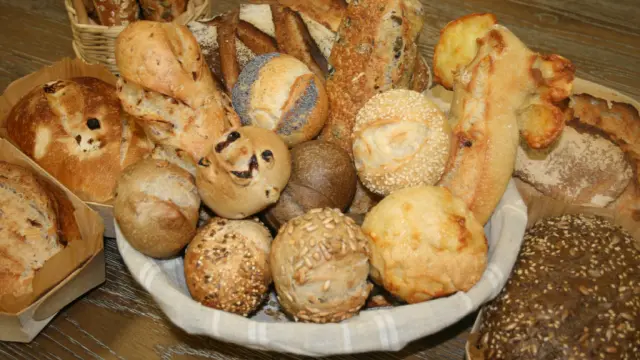 El pan es uno de los alimentos limitados en dietas bajas en carbohidratos.