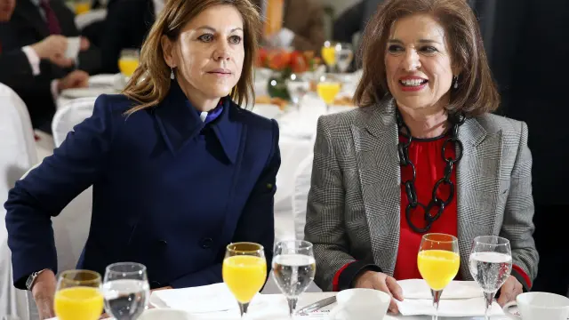 La presidenta de Castilla-La Mancha, María Dolores de Cospedal (i), y la alcaldesa de Madrid, Ana Botella