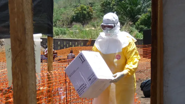 Médicos de diferentes organizaciones luchan contra el Ébola