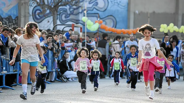 Un grupo de niños participa en la popular Carrera del Chupete que se celebra en Zaragoza