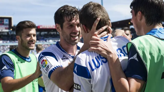 Arzo felicita a Luis García, autor del gol del Real Zaragoza